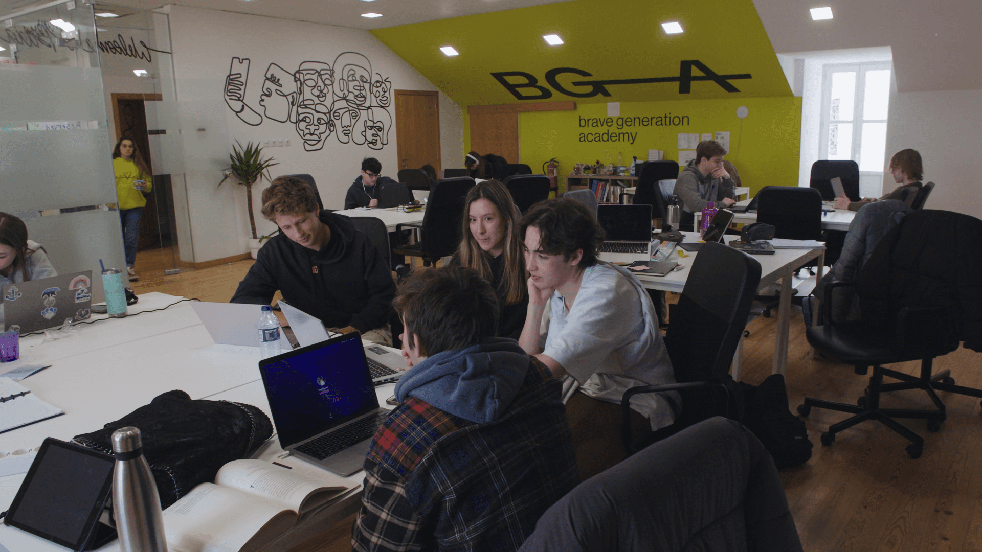 Alunos a trabalhar em equipa num Hub da BGA